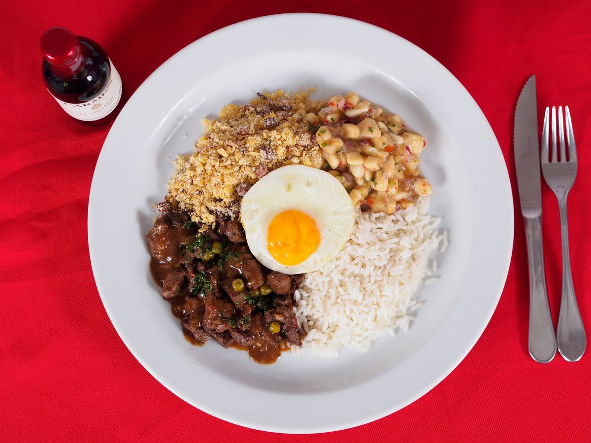 O mesmo PF fotografado no celular: foto escura, amarelada, torta e com o prato cortado